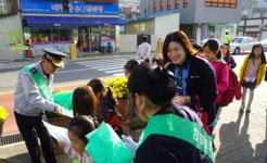 양평경찰서 양평초교 앞에서 안전한 등굣길 캠페인 전개