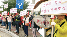 ‘뿔난’ 학부모들 거리로… 교육청 “통학구역 재검토”