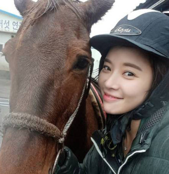 황정음 프로골퍼 출신 남편과 승마, 골프 등 즐기는 럭셔리 신혼생활 공개