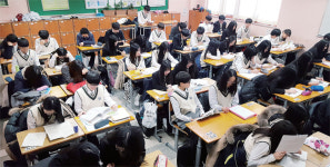 [미어터지는 봉담高 교실] 밖에선 입시경쟁… 안에선 입실전쟁… 콩나물 학급 파김치 학생