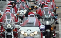 인천시청 정문을 나서는 미추홀 산타클로스