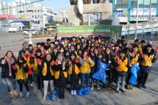 오산 하나님의 교회 새해벽두 거리정화 활동에 청소년 손 모아 합십