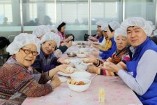 삼성디지털시티, 24일 수원버드내노인복지관서 ‘삼성전자와 함께하는 사랑의 만두 빚기’ 행사 진행