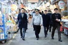 군포경찰서, 설 명절 맞아 전통시장 방문 및 복지시설 위문
