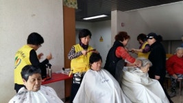 장기동 주민자치위원회 회원들 어르신 이ㆍ미용 봉사 구슬땀