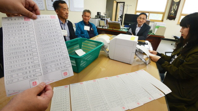 거주지와 투표소 떨어져 있는 사람들을 위한 21대 대통령 선거 거소투표용지 인쇄 작업 전국 진행