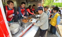 사랑의 밥차 1호ㆍ2호 차량 전달하고…배식도 하고