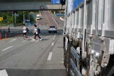 용인 초당高 앞 점령한 ‘대형차량 불법주차’