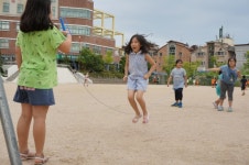 운동장서 고무줄놀이ㆍ땅 따먹기…“친구들과 함께라서 즐거워요”