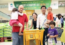 공재광 평택시장, 배연서 팽성농협장, 소비자 단체 등과 함께 평택 이마트에서 평택 농산물 세일즈