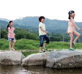[올 여름, 농촌마을에서 힐링] 놀이시설 안부러운 ‘자연 놀이터’… 넉넉한 인심은 덤