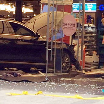 강남역 옷가게에 승용차 돌진사고, 6명 부상…50대 운전자 “급발진” 주장