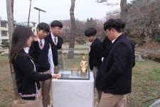 크기 작지만 학생들에 큰 울림…강화 삼량고 교정에 ‘작은 평화의 소녀상’