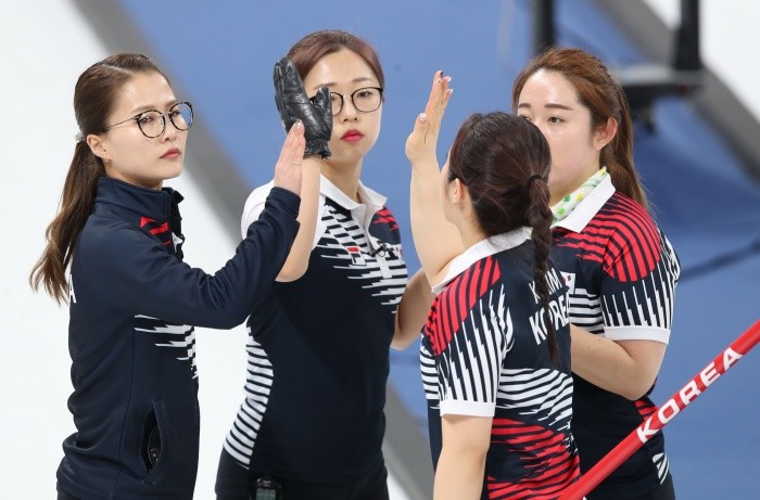 한국 여자 컬링팀, 아시안게임 예선 1위 돌파! 평창 올림픽 4강 뚫으며 메달 도전