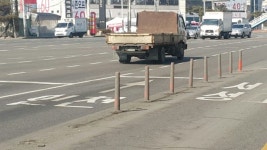 까맣게 변한 시선유도봉 ‘있으나 마나’