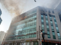 [2보] 고양 화정역 복합상가건물 7층서 불, 3명 부상…진화에 어려움
