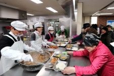 이흥수 동구청장, 동구노인복지관 경로식당 배식봉사
