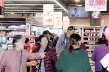 양평 롯데마트 ‘장사진’… 인근 상가는 ‘텅텅’