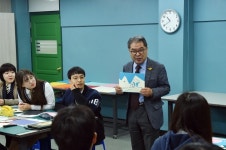 부천 부명고 찾은 이재정 경기교육감, 미술시간에 그린 그림은?