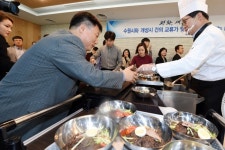 염태영 수원시장, 수원시청 구내식당서 평양냉면 배식 봉사 ‘눈길’