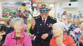 어르신들 말벗 되어주는 ‘경찰관 마술사’…의왕署 내손파출소 김이문 경위 20년째 양로원ㆍ요양원 봉사활동