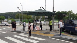 더위 피하세요… 안산시, 도로에 시민 위한 그늘막 설치