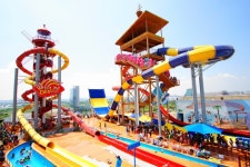 지상 50m 슬라이드 짜릿한 유혹… ‘더~ 위에서 놀자’… 고양 원마운트 워터파크 개장