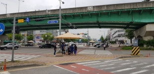 권선구청 시민 위해 관내 주요 사거리에 그늘막 설치