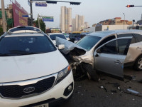 인천 능안삼거리서 차량 5대 충돌… 임산부 등 8명 다쳐