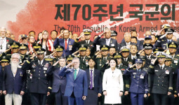 文 대통령 “평화시대 주인공은 강한 군대”…제70주년 국군의 날 기념식 참석