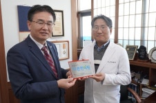 경기적십자, 6천번 째 정기후원 기업 맞이… 삼인당한의원에 명패 전달