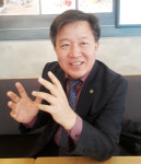 늘사랑 나눔회 김학석 회장, 시민들에 웃음 전파… 나는야 행복 전도사