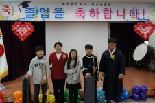 훌륭한 관악 연주자로 성장하길 바랍니다 내리사랑 가득한 이천 대서초 총동문회 졸업생 각각에 100만원 상당 악기 전달