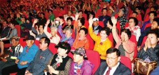 [어버이날 가평 효 콘서트] 어깨춤·박수·함성·떼창… 백발의 청춘 모처럼 행복충전