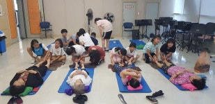 광명시 철산3동 누리복지협의체, 광성초교 학생들과 어르신 발마사지 봉사