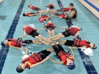 친구들과 생존수영 배워요