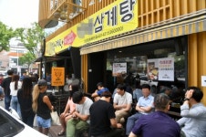 중복 삼계탕집 문전성시