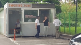 덥고 비좁고… 찜통 흡연부스 무용지물