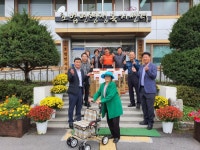 이천 호법면 지역사회보장협의체, 노인의 날 맞아 거동불편 어르신들께 보행보조기 지원