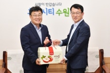 장영수 장수군수, 사과 구입해준 수원시에 고마움 전해… 수원시, 태풍 링링으로 판매 어려움 겪는 장수사과 1천 상자 구입