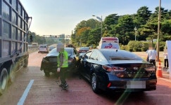 수원 지지대 고개서 승용차 3중추돌…인명피해 파악중