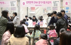 축구 로봇·자석팽이 뜨거운 관심… 군포 흥진고, 상상톡톡 수학·과학 체험전