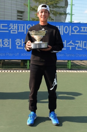 명지대 홍성찬, 한국테니스선수권 남자 단식 정상 '스트로크'