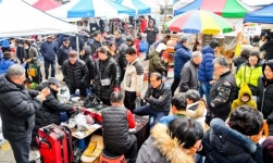 설 명절 앞두고 붐비는 5일장