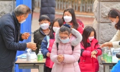 우한폐렴 손 소독에 마스크는 기본이죠