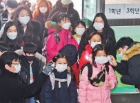 마스크 씌우고 손 소독 시켜도 불안… 도내 학교 확산 방지 초비상
