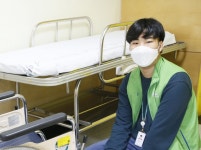 김포우리병원, 휠마스터 한현우씨 휠체어의 청결과 안전을 책임집니다