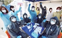 보건의 날, 코로나 선별진료소 가보니...동료애 끈끈
