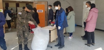 4ㆍ15 총선 사전투표 첫날, 마스크·장갑 착용 '질서정연'