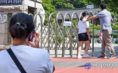 확진자 나온 인천 문학초 교문 앞 학부모들 발 동동
